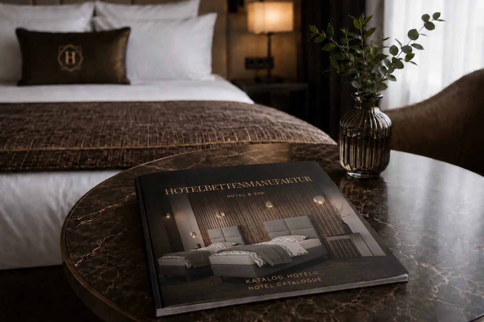 Katalog mebli hotelowych — łóżka, materace i wyposażenie pokoi